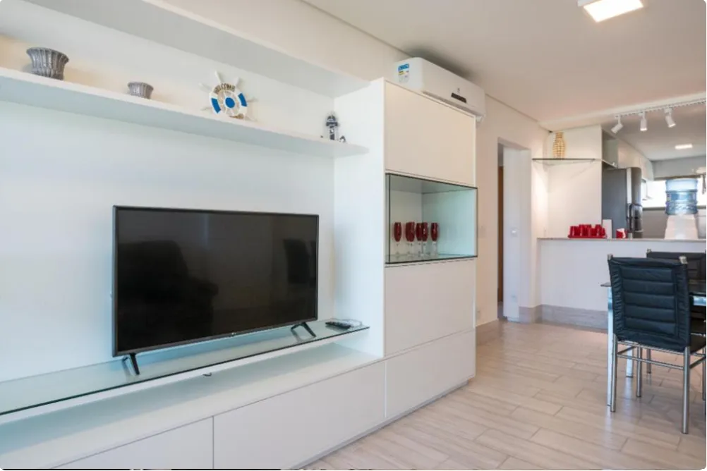 Sala ampla com varanda integrada no Polinésia Resort Muro Alto